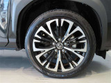 純正のアルミホイール装着車です。タイヤサイズは215/50R18です。