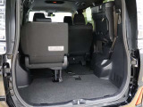 サードシートは、簡単に折りたためるワンタッチスペースアップシートです。車内に乗り込まずにラクに行えます。また、サードシート中央席ヘッドレストを取り外した際の収納スペースもあります!!