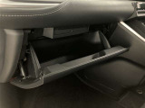 何かと便利なグローブボックス。メンテナンスノートや車検証、ちょっとしたメモと筆記用具等を入れておくとあればもしもの時にも便利ですね。
