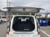 バックドアの真ん中から開けることが可能です。後ろが狭くても荷物を収納したり出したりすることも簡単に出来ます。