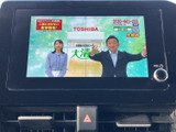 テレビ番組を画面に表示でき、停車中の待ち時間も車内で映像を楽しめます。見やすい位置に画面が配置され、ニュースや番組を視聴したい場面で活用できる装備です。