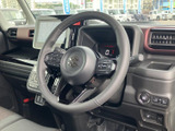 運転席まわりはメーターや画面が見やすい位置にまとまり、前方の視界も広く感じられます。シートは身体を預けやすい形状で、乗り降りの際も足元にゆとりを感じる室内空間です。