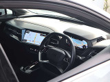 内装はシンプルに使い勝手を考え作られています。お車を運転する感覚をダイレクトに体感して頂けます。室内も広くロングドライブにも快適にお過ごしいただけます。