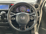 左右にスイッチを備えたステアリングで、手元から車内の機能にアクセスしやすい仕様です。メーターやナビを見ながら扱いやすく、運転中の操作をスムーズにサポートします。