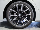 【BMWアロイホイル】軽量かつ強度に拘ったアロイホイル。走行性能ポテンシャルを引き出す設計。車の足元を引き締めてくれる大きなポイントはアロイホイルです。
