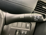 レバーにライトやウインカーに関する表示がまとまり、運転席から見つけやすい配置です。手元で操作を確認しやすく、周囲の明るさや交差点など、場面に応じた運転をサポートします。