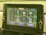 音楽やラジオなど、複数のメディアを選べるメニュー画面です。項目ごとにアイコンで表示されているため、利用したい音源を画面上で確認しながら選べます。