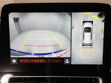 パノラミックビューモニターを装備。駐車場や交差点でクルマを真上から見るように周囲を確認できます。機能の詳細は販売店スタッフまでおたずねください。