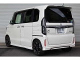 エアロやアルミホイールでドレスアップしたカスタムグレード。普通車に見劣りしない迫力のデザインです。
