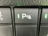パーキングセンサーシステムは走行中に障害物が迫ると音と表示でお知らせ、低速走行時時の安心感を高めます