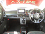 ブラックを基調としたクールデザイン。インパネシフト、フットブレーキで足元や運転席のスペースも広々。