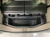 フロア下には大容量の収納ボックスを装備。折りたたみ式のアウトドアチェアやテーブルも収納できます。■チェアやテーブルのサイズ・形状によっては収納できない場合があります。