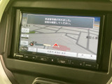 地図上に現在地を示すマークや道路が表示され、周辺の位置関係を確認できます。画面上の案内に沿って接続状況を確認しながら、目的地までの道順を把握する際に役立ちます。