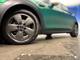 ●純正16インチアルミホイール:輸入車ならではの卓越した走りを支えるホイールと足回りです!日本車の走りに慣れている方にもぜひ体感して頂きたいほど、高いレベルでまとまっています!