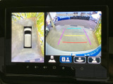 後方の映像に加えて車両周辺の表示も確認でき、駐車時の位置合わせをサポートします。画面上の目安を見ながら、狭い場所での駐車や切り返しにも役立ちます。