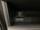 助手席前には横長のトレーとアクセサリーソケットがついています。その下に充電可能なUSB端子が2個ついていますので、手前のトレーにスマートフォンを置いて移動中でも充電できるので便利です。