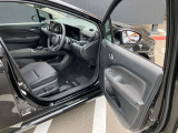 ◆前面ドア運転席◆ドアの開口が広く乗降ラクラク。シートの幅も広く運転していてもストレスを感じません。足元も広く快適なドライブを演出してくれます。