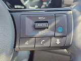 プロパイロットスイッチをONにして走行スピードを設定するだけで、ステアリングを自動制御で車線中央走行をキープ。車間距離をキープ。急な割り込みにもブレーキ操作なしでスピードをコントロール。