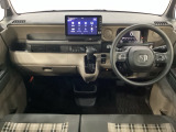 車内は光触媒抗菌消臭施工済です。インパネ周りはスタイリッシュなデザインで機能や装備も充実しています。グローブボックスやカップホルダーのほかにトレーなどたくさんの収納スペースが付いています。