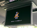 【14型有機ELフリップダウン】三列目からでも迫力のエンタメが観れる大画面フリップダウン。有機ELのモニターでは、一般的なフリップダウンよりも高コントラストでキレイな映像を楽しめます。