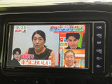停車中のひと休みにテレビ番組を楽しめる画面を装備。映像が見やすい位置にまとまり、画面脇にはホームや地図、音量などのボタンも並んでいます。