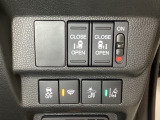 両側電動スライドドアは運転席から操作ができるよう、操作スイッチが付いています。Hondaセンシング用のVSA(ABS+TCS+横滑り抑制)解除と路外逸脱抑制機能のオンオフスイッチなどがあります。