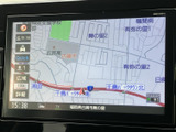 道路や周辺の地名、現在地付近のルートが画面に表示され、目的地までの道筋を確認しやすい地図表示です。市街地の位置関係を把握しながら、行き先の確認に活用いただけます。