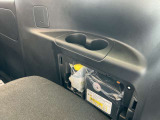 ドアの開閉に連動して点灯乗降時など後方からくる車やバイクへの注意喚起に役立ちます。
