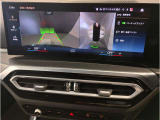 【全周囲カメラ】全周囲カメラ装備車両で御座いますので、狭い駐車スペースでもお車の全体図が確認でき、障害物との接触を未然に防ぐことが可能です。