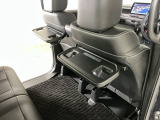 運転席と助手席のシートの裏に収納式のテーブルが装備されています。休憩時のちょっとした小物置きに使えてとっても便利ですね♪