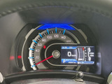 速度やシフト位置などをひと目で確認しやすい表示で、運転中に必要な情報を把握しやすいメーターまわりです。視認しやすい配置で、日々の運転をサポートします。