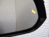 隣車線を走る車両をレーダーで検知し、ドアミラーでは確認しにくい後側方エリアに存在する車両に加え、急接近してくる車両も検知します。車両を検知するとドアミラーに搭載されたLEDインジケーターが点灯します。