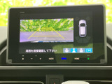 後方の映像に目安となるガイド線を重ねて表示し、駐車時に周囲を確認するのを助けます。車両周辺の表示も備わり、駐車操作の際に状況を把握しやすく、日常の取り回しをサポートします。