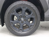 マットブラック塗装の18インチ専用アルミホイールが装着されています。タイヤサイズ225/60R18