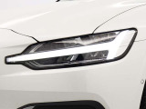北欧神話に登場するトール神がもつハンマーをモチーフにしたT字型のポジションライトが印象的なLEDヘッドライト。一目でボルボだと認識出来ます。