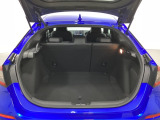 ラゲッジも広く使いやすいトランクは、開口部も広く荷物の積み下ろしもしやすいお車となっております。リアシートの背もたれは6:4の割合で分割して可倒できるので、長いお荷物などを載せることもできます。