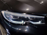 【LEDヘッドライト】先進のLEDテクノロジーを採用。放射される白色光の周波特性は太陽光に近く、バイキセノン・ヘッドライトを上回るコントラストで更に明るく輝きます!