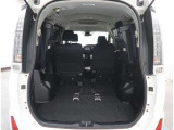 【トランクルーム】荷室の広さも十分です!シートアレンジでシートを畳めば長い荷物だって積めますね。シートアレンジの操作方法など、お気軽にご相談下さい。