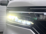 【LEDヘッドライト】悪天候や夜間走行時も良好な視界を確保し安心して運転できる高輝度LEDヘッドライトを装備!点灯速度が早く、消費電力も抑えられています。