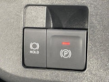 【電動パーキングブレーキ】パーキングブレーキは便利な電動式!ボタン一つで操作でき、アクセルを踏めば自動で解除されます♪レバーやペダルが無いので運転席廻りもすっきりしますね♪