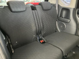 後席には左右の座席とヘッドレストが備わり、座面もゆったりと広がります。ドア側には小物を置けるスペースがあり、同乗される方にも使いやすい室内です。