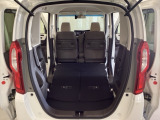 車内は光触媒抗菌消臭施工済です。インパネ周りはスタイリッシュなデザインで機能や装備も充実しています。グローブボックスやカップホルダーのほかにトレーなどたくさんの収納スペースが付いています。