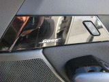 BOSEサウンドシステムを搭載。「良い音を出す」ではなく、その車種のごとに特徴を計算(車種専用設計)し、「反響音」を作り出すことによってどの座席でも自分中心で音が聴こえ、「心地よい空間」を作り出します。