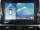 メーターディスプレイとセンターディスプレイを一体化した総合型インターフェイスディスプレイを採用、運転中もさまざまな情報に容易にアクセスすることができます。