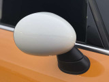 MINIの電動格納サイドミラーは、スイッチ操作でスムーズに開閉でき、狭い駐車場でも安心して扱えます。車体との一体感あるデザインで、利便性とスタイリングを両立した装備です。