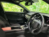 前席まわりは運転席から助手席まで見通しがよく、車内の様子を把握しやすい空間です。シートには落ち着いた色合いを採用し、ゆったりと座って過ごせます。