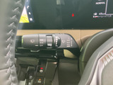 表示がレバー上に記され、必要な操作を確認しやすい仕様です。運転席から手元で扱えるため、天候に合わせて操作したい場面でも使いやすく、日常に役立ちます。