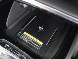 ◆ワイヤレス充電器◆ワイヤレス充電規格Qiに適合した機器を充電エリアに置くことで使用できます。