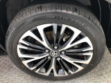 【純正アルミホイール】です!車両デザインに合わせてホイールをデザインしているため、見た目にもカッコイイアルミホイール♪洗車もラクチンで錆びません。