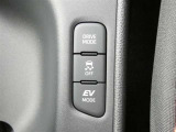 EVドライブモードで、早朝・深夜や屋内の駐車場などで、エンジン音や排気ガスを気にすることなく走れます。